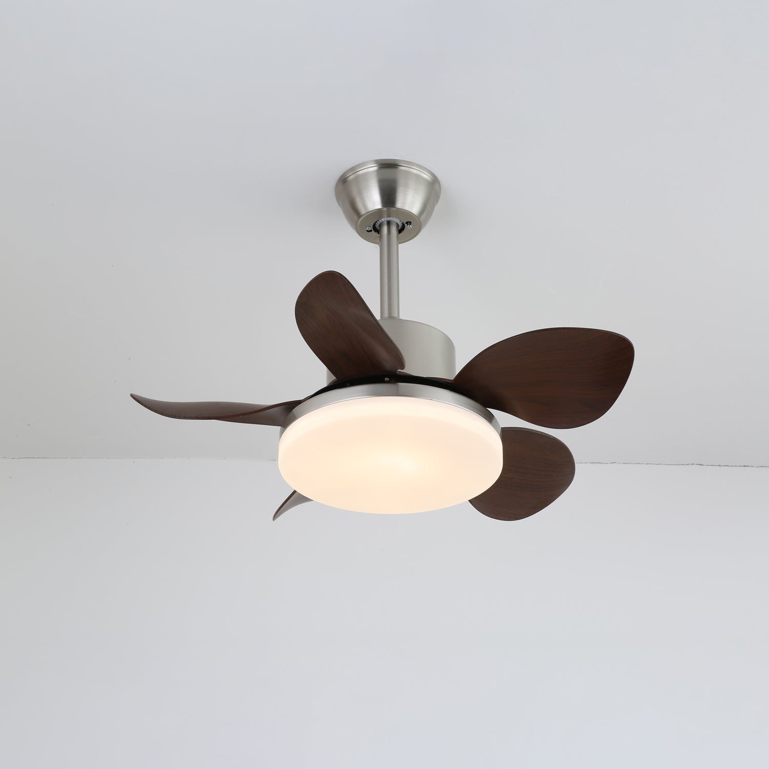 Plafonnier Ventilateur Alenya en bois, vue en angle avec les pales