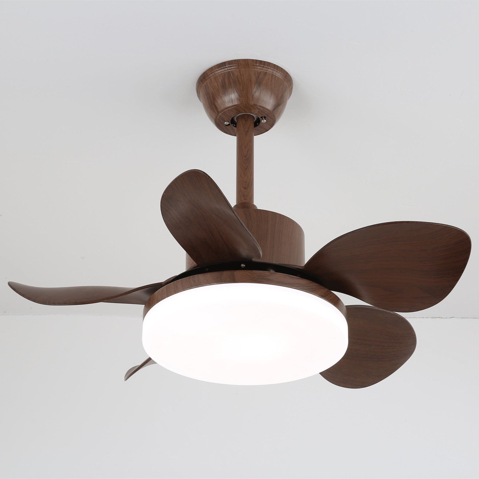 Détail de la lumière LED intégrée sur le ventilateur de plafond Alenya