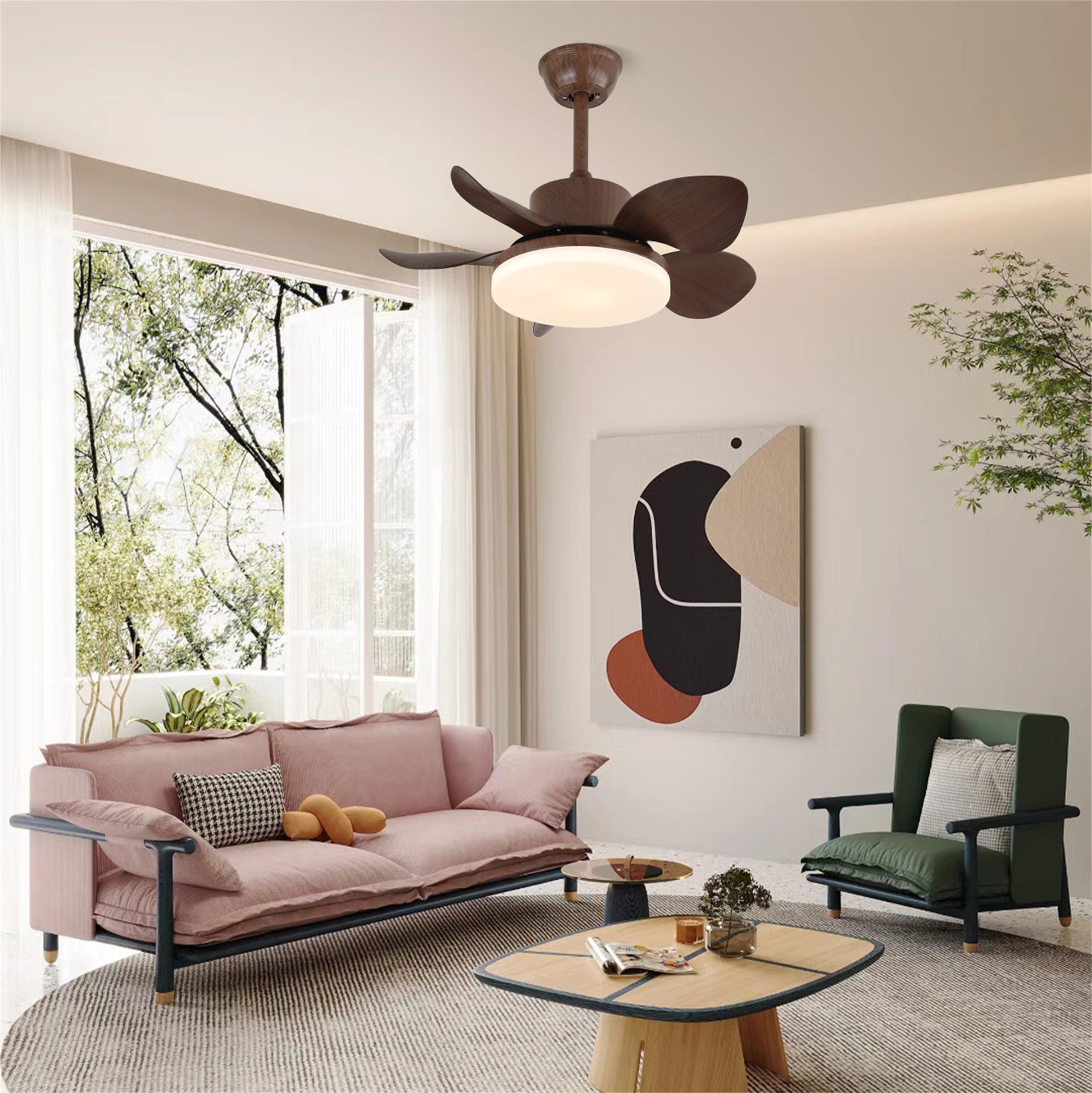 Plafonnier Ventilateur Alenya en bois, en mouvement, assurant la circulation de l'air
