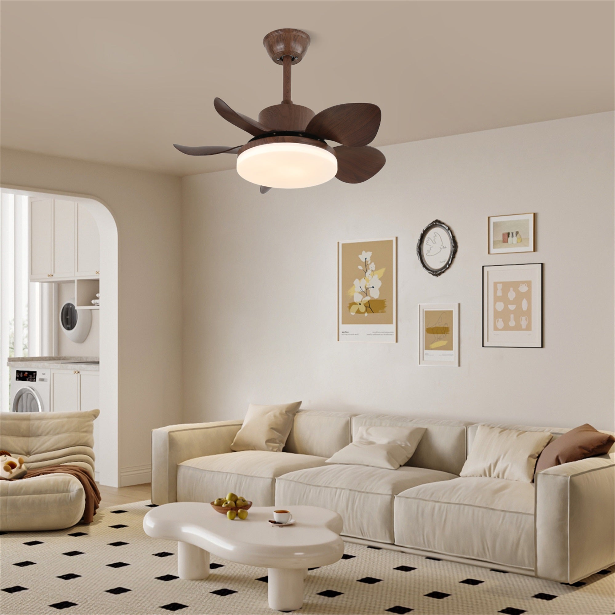 Plafonnier Ventilateur Alenya en bois illuminant un salon moderne