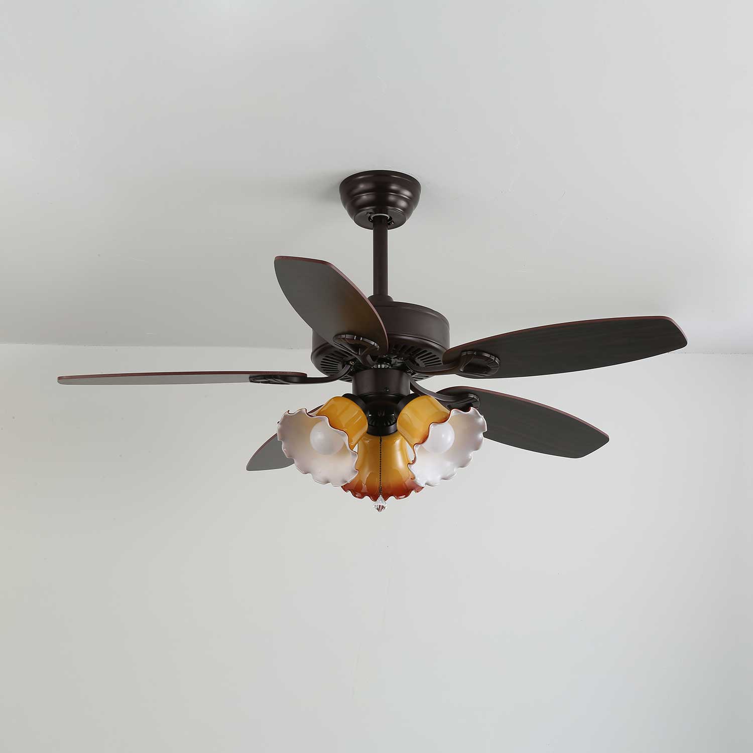 Plafonnier Ventilateur Calviera en Bois et Verre Vintage, gros plan des ampoules