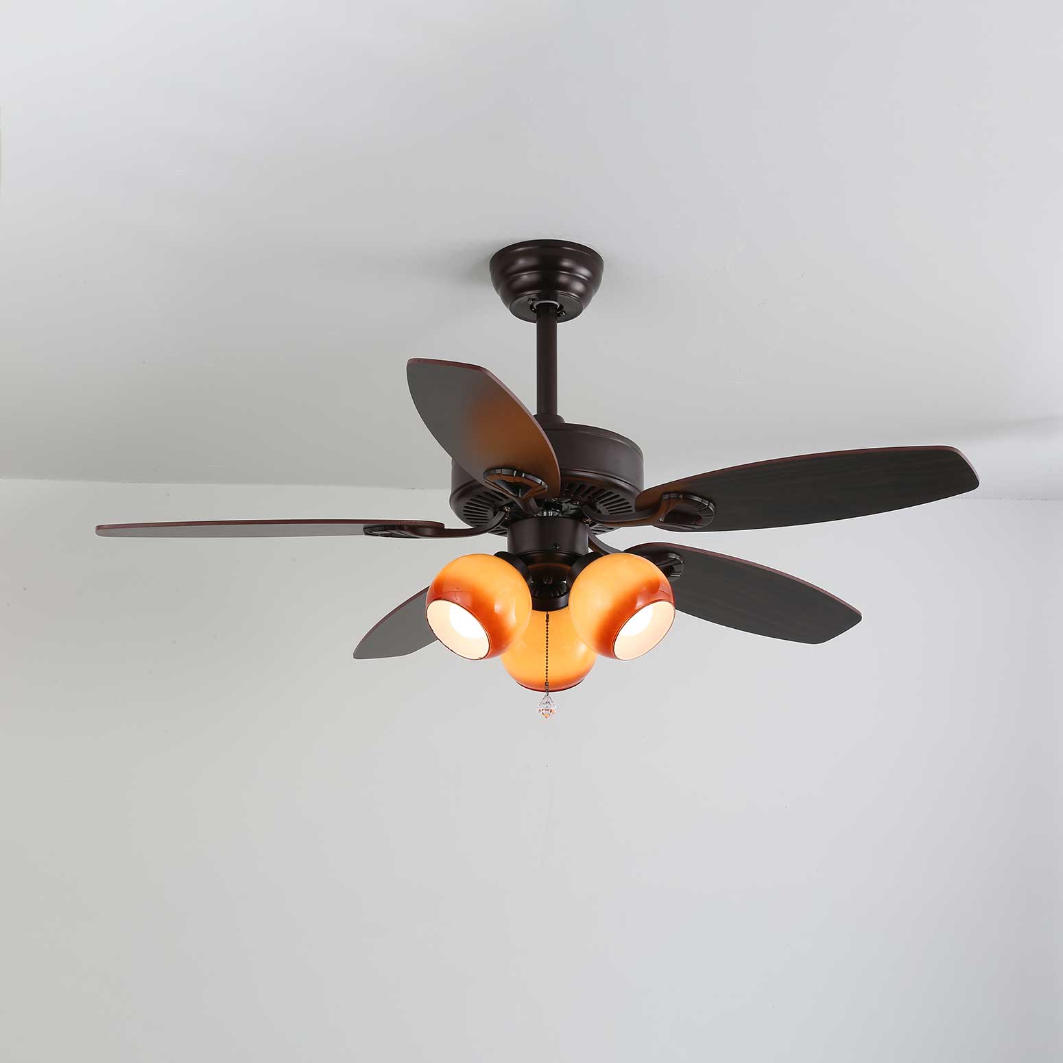Plafonnier Ventilateur Calviera en Bois et Verre Vintage, assurant la circulation de l'air