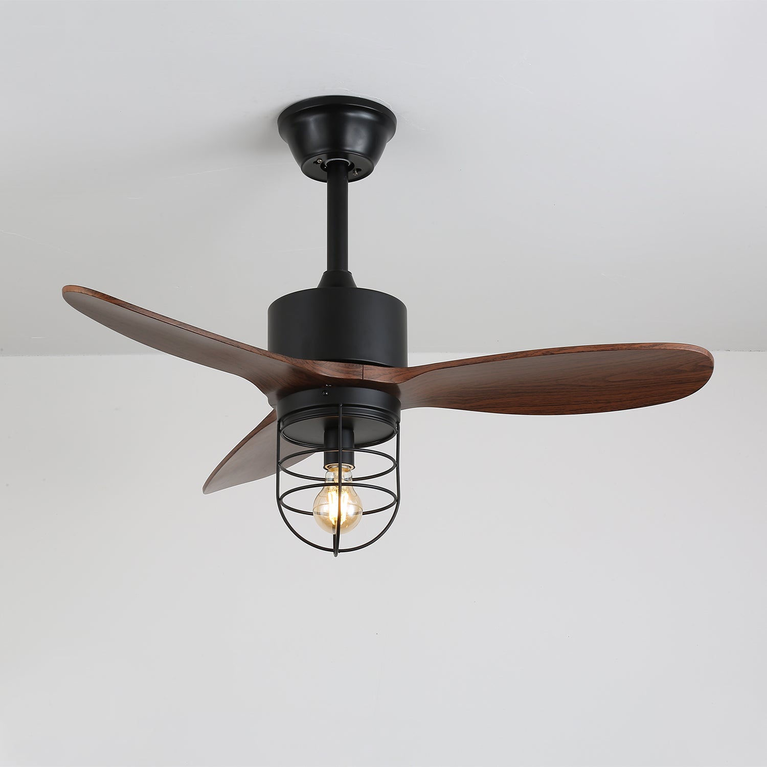 Ventilateur de plafond industriel en bois Brisora avec pales et lumière intégrée