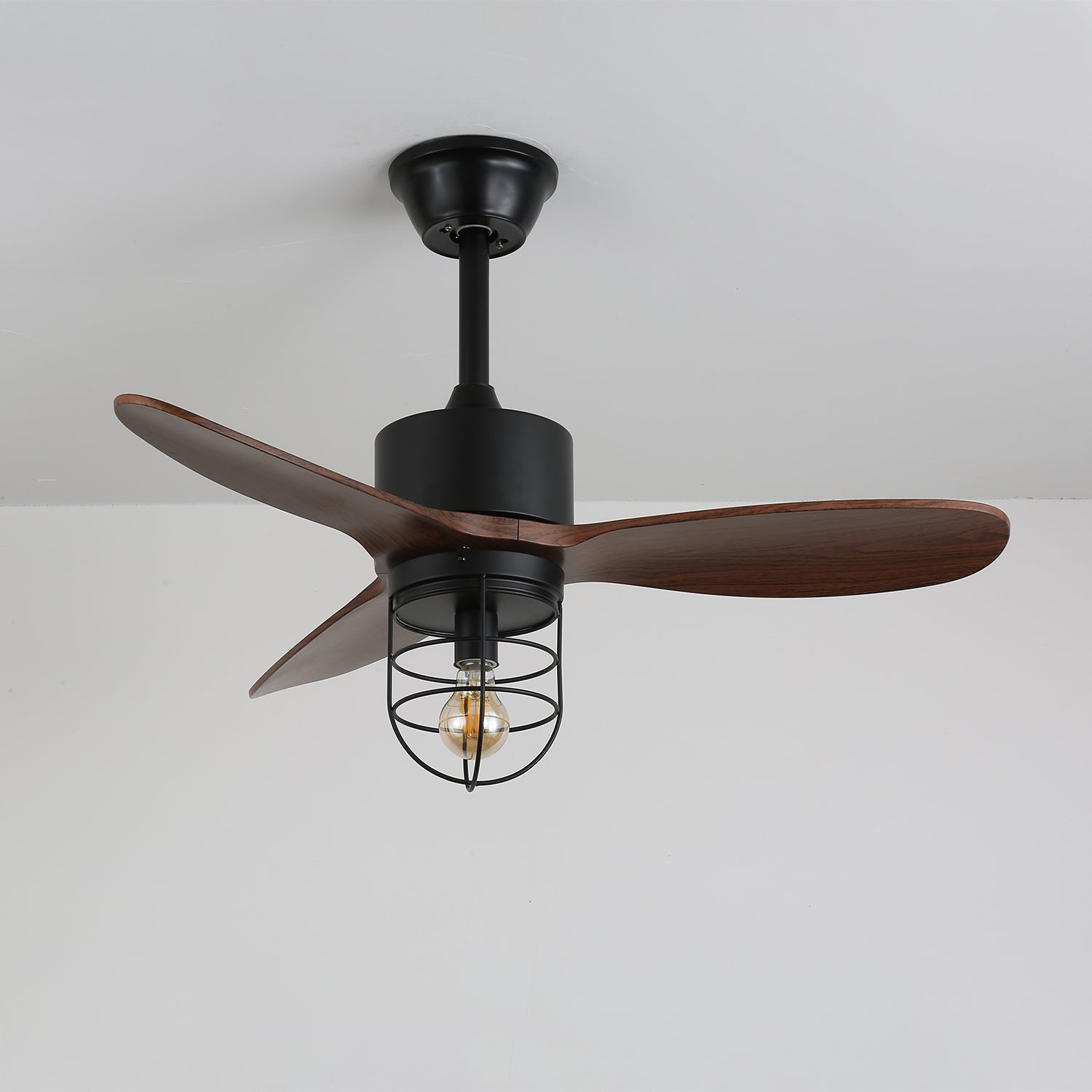 Ventilateur de plafond industriel en bois Brisora présentant son cadre en métal noir