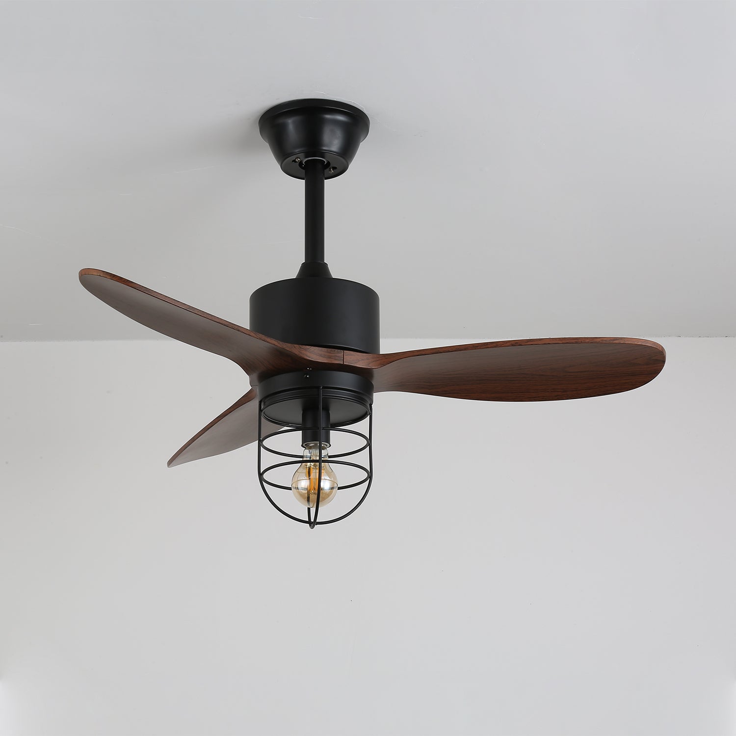 Ventilateur de plafond industriel en bois Brisora installé au plafond