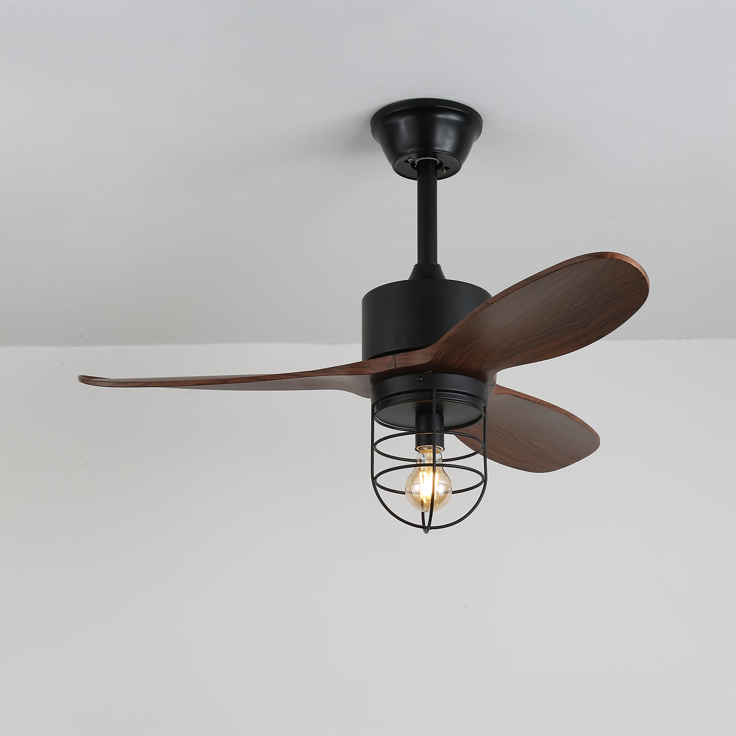 Vue en angle du ventilateur de plafond Brisora avec lumière allumée