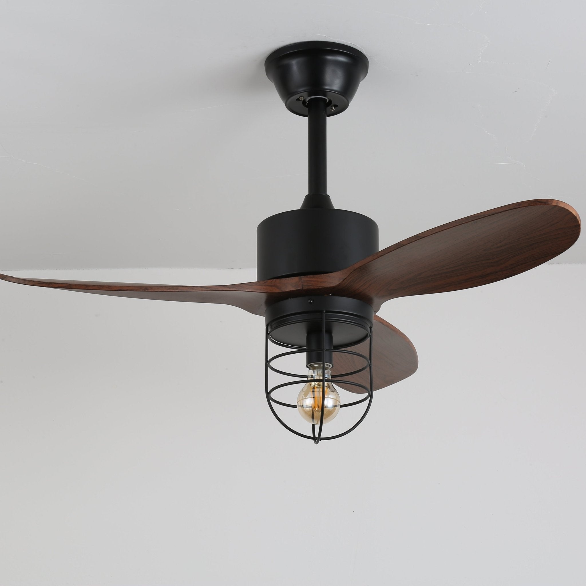 Détail de l'installation câblée du ventilateur de plafond industriel en bois Brisora