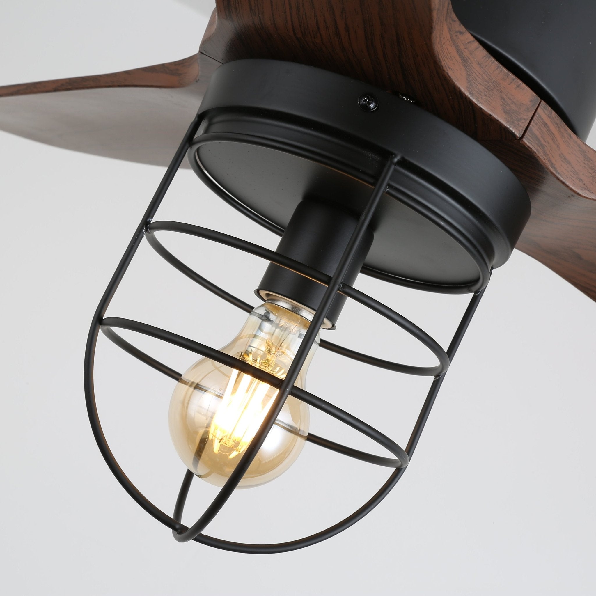 Ventilateur de plafond industriel en bois Brisora montrant le culot E26 ou E27