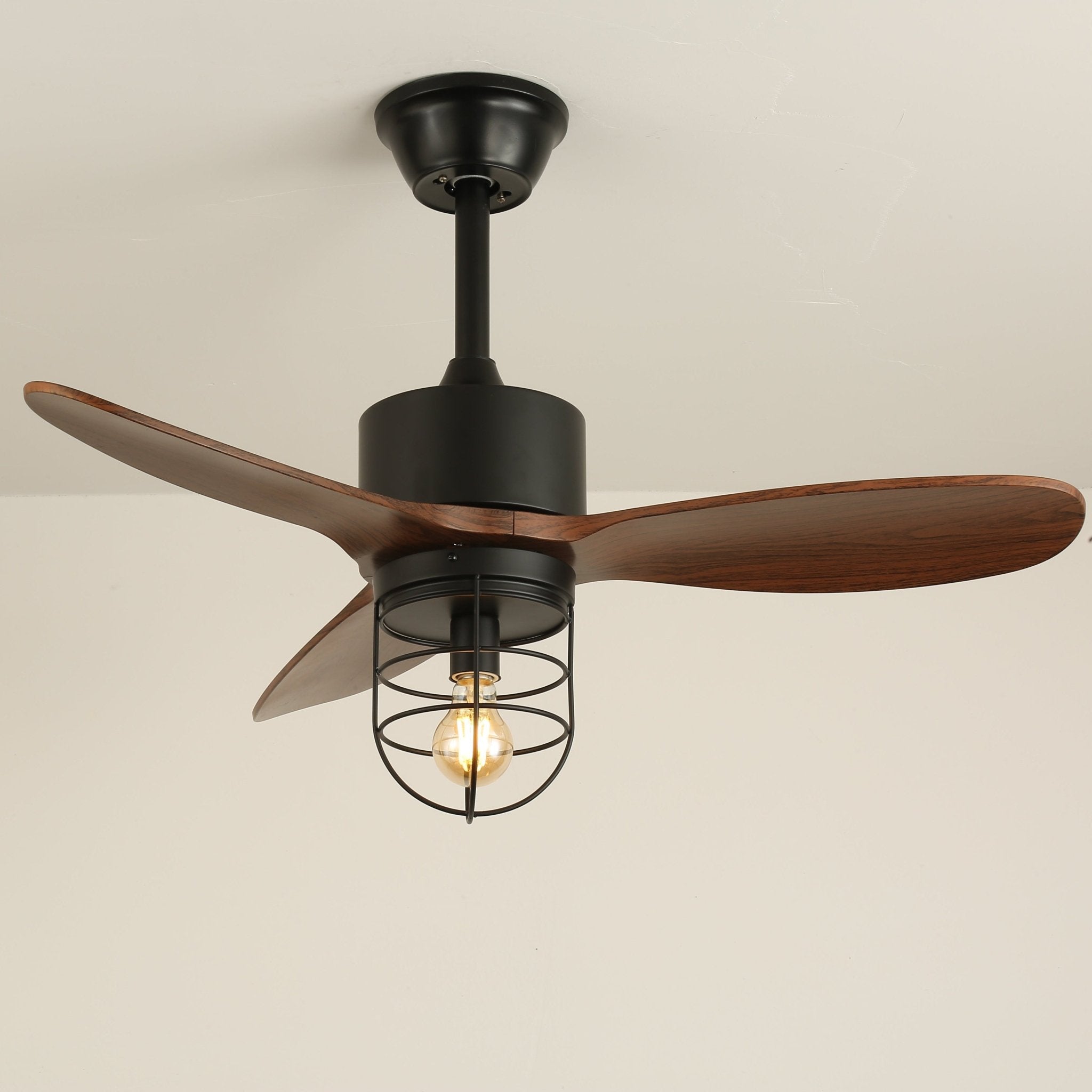 Ventilateur de plafond industriel en bois Brisora démontrant son aptitude à l'environnement intérieur