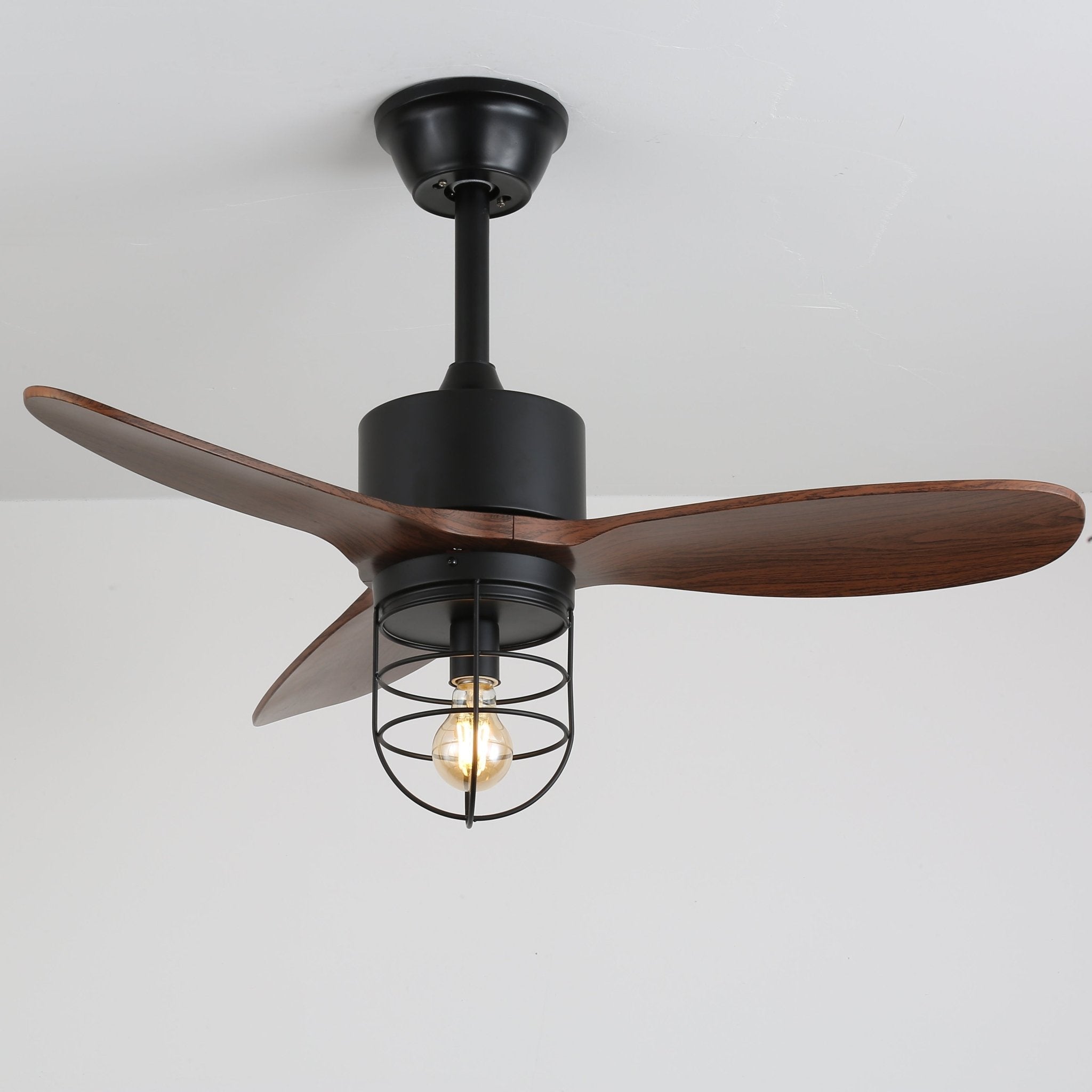 Ventilateur de plafond industriel en bois Brisora dans un grand espace ouvert