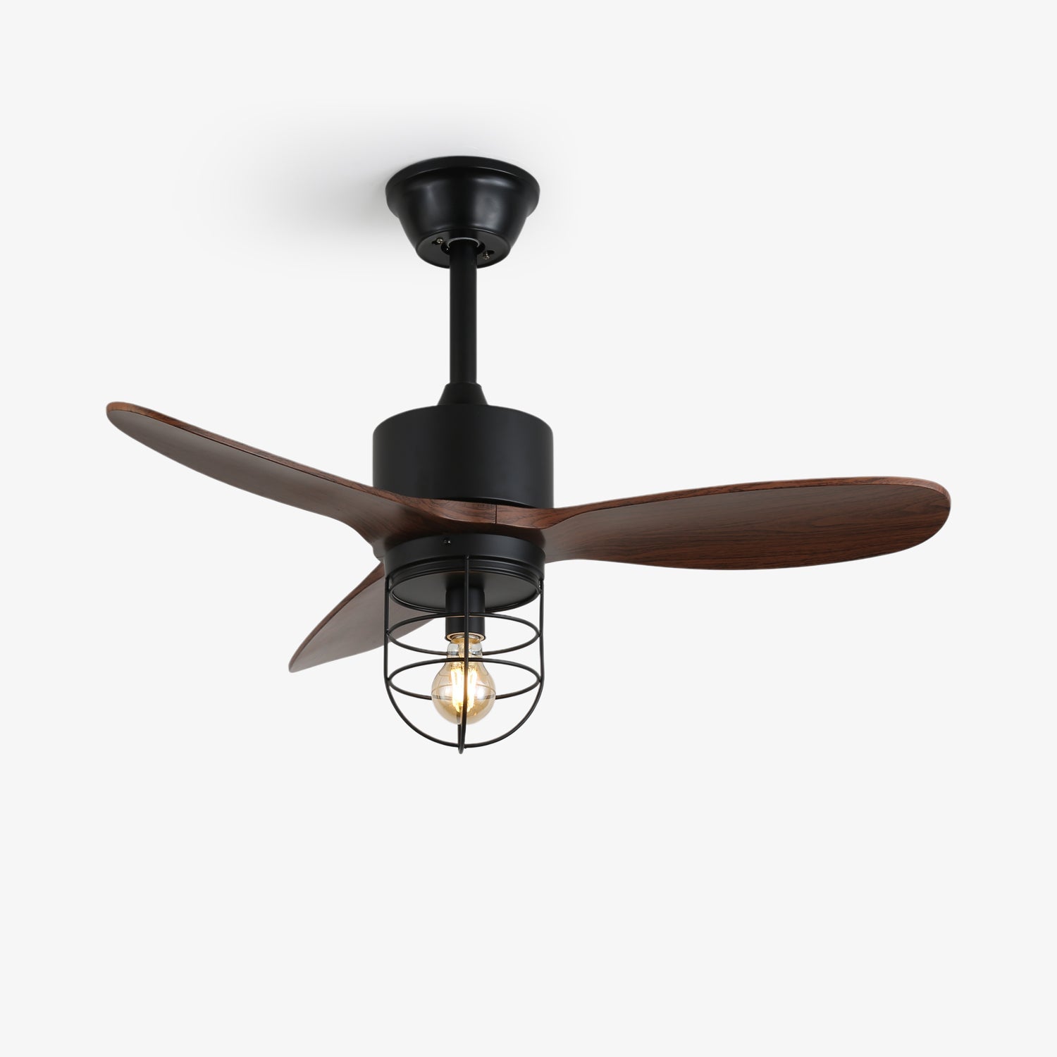 Ventilateur de plafond industriel en bois Brisora dans un salon moderne