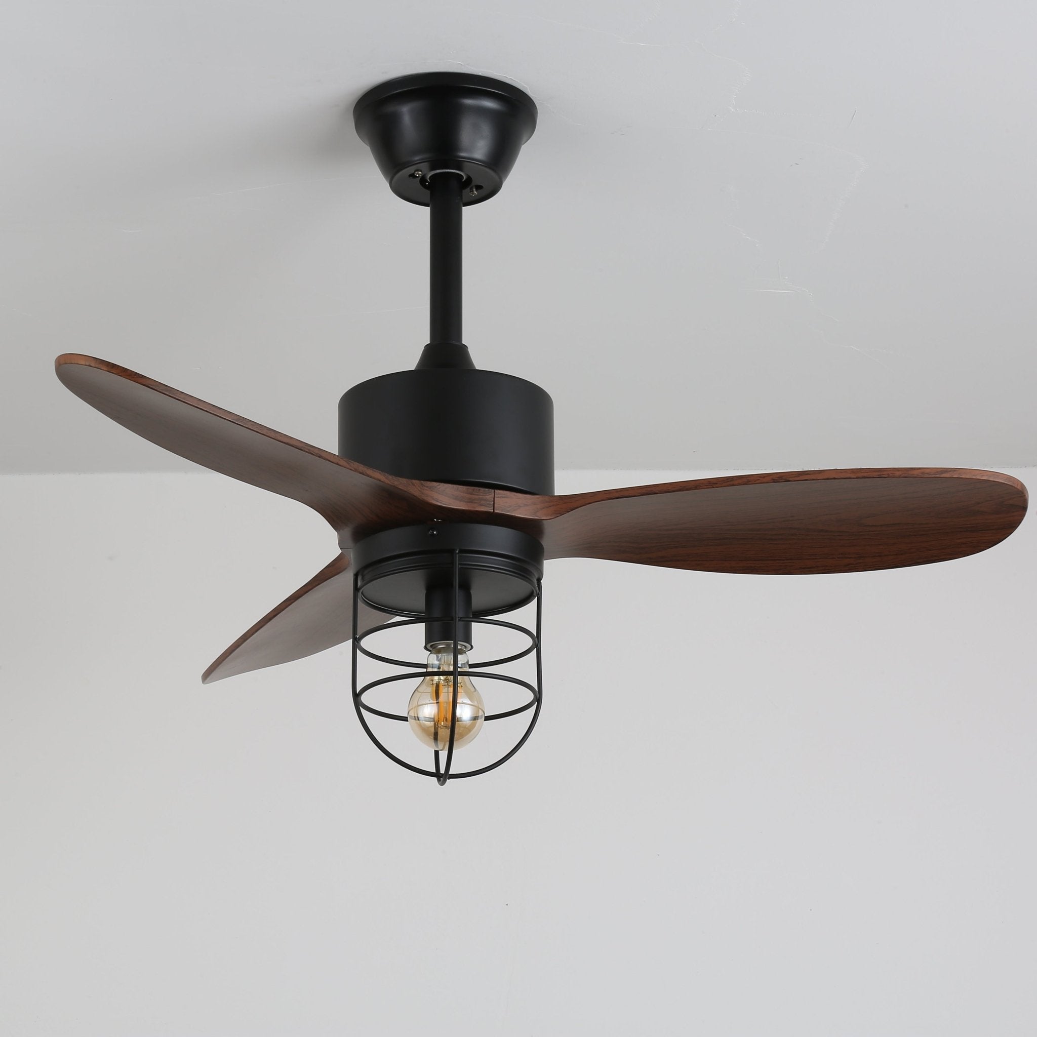 Ventilateur de plafond industriel en bois Brisora dans un cadre de chambre à coucher