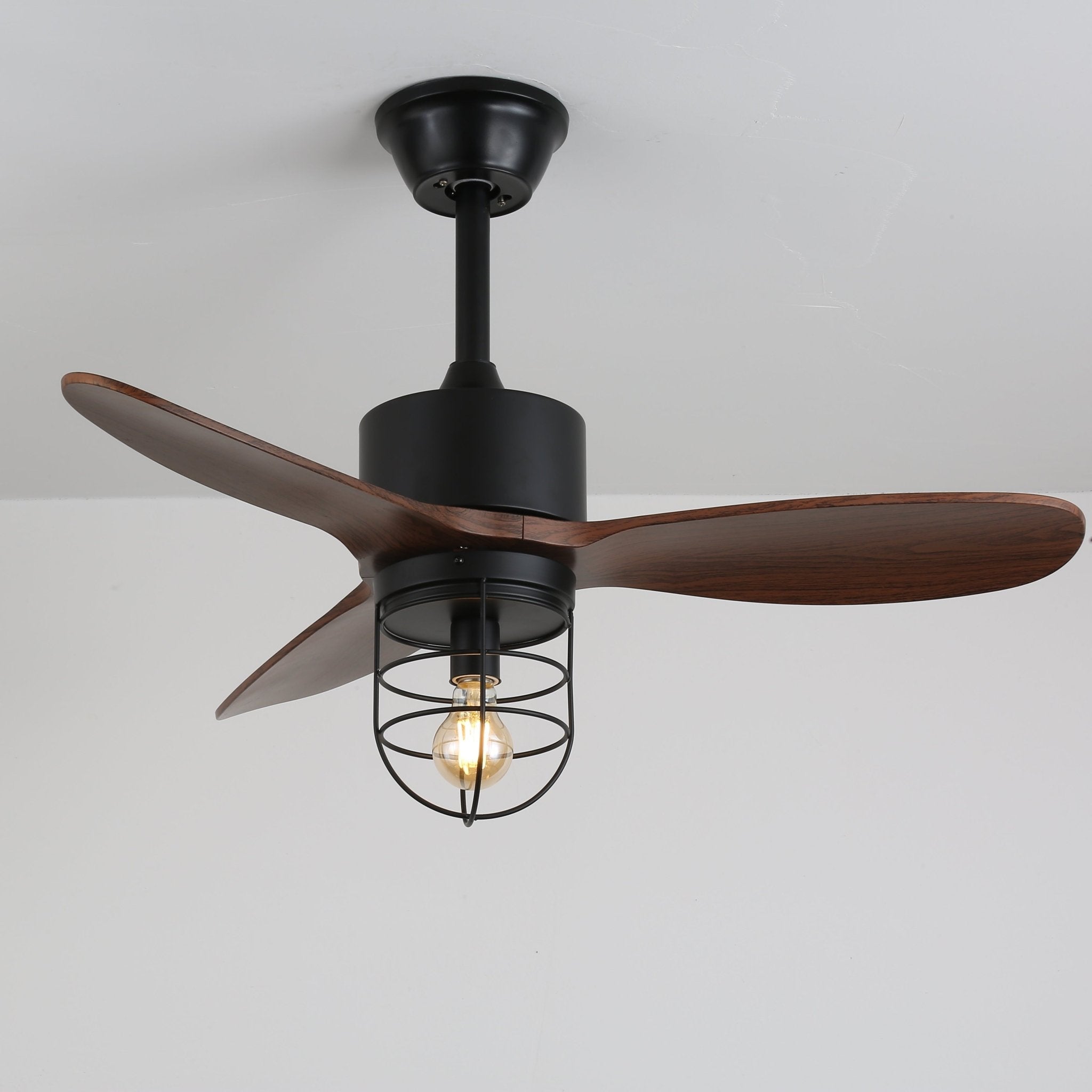 Ventilateur de plafond industriel en bois Brisora comme élément central d'une pièce