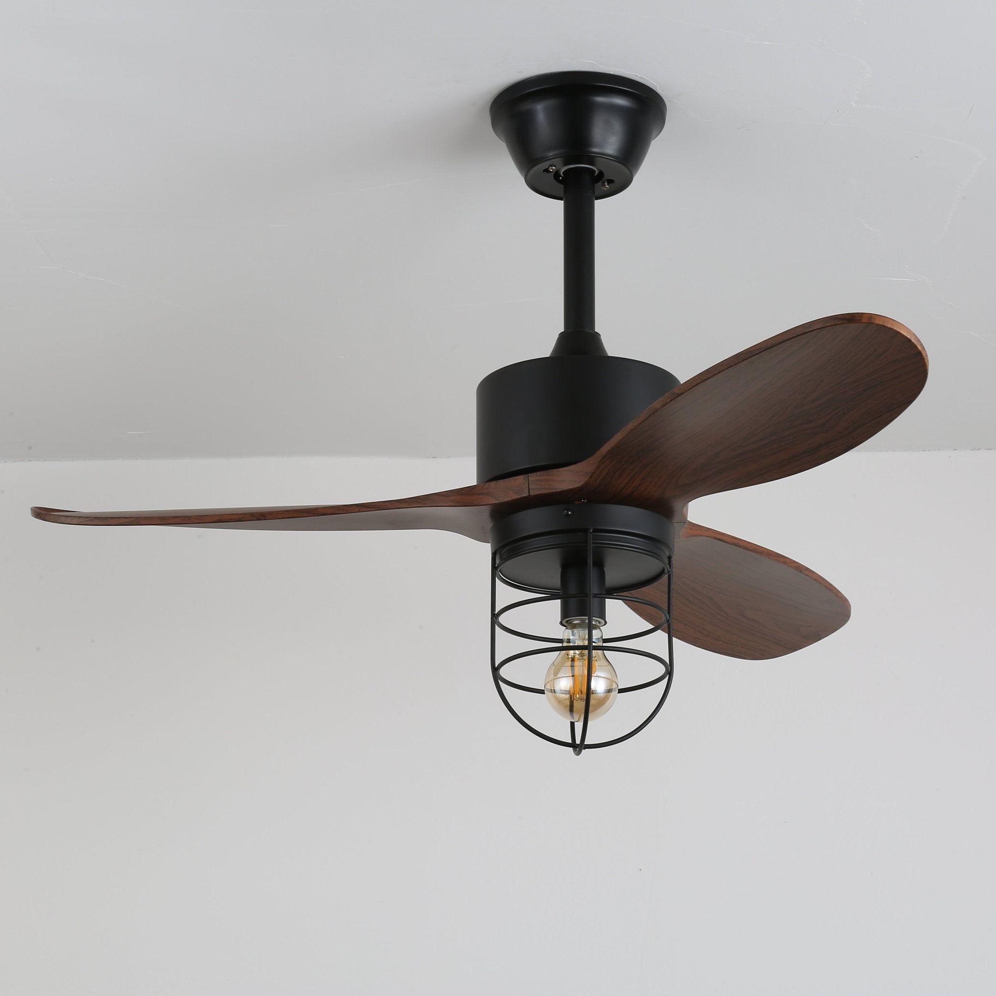 Ventilateur de plafond industriel en bois Brisora offrant un éclairage d'ambiance