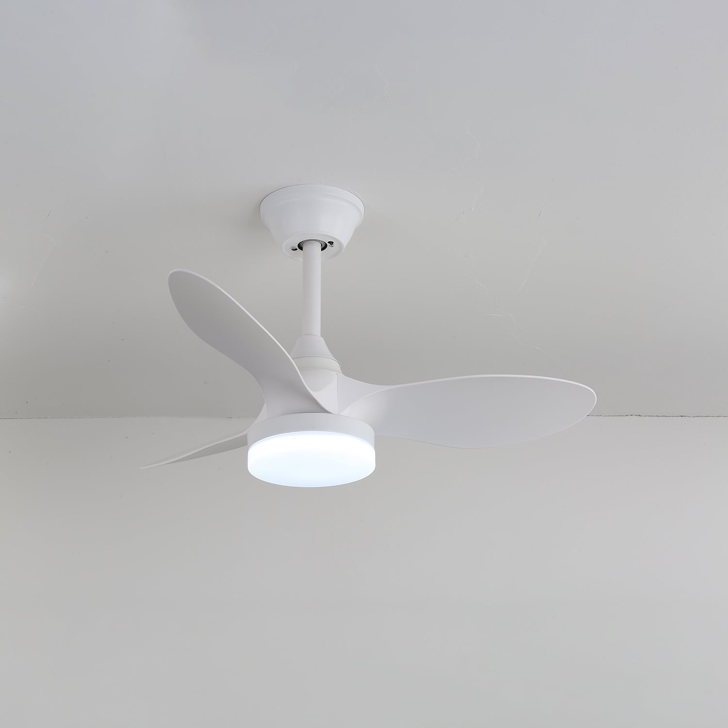 Plafonnier ventilateur Aelric présentant son contrôle de ventilateur à 6 vitesses