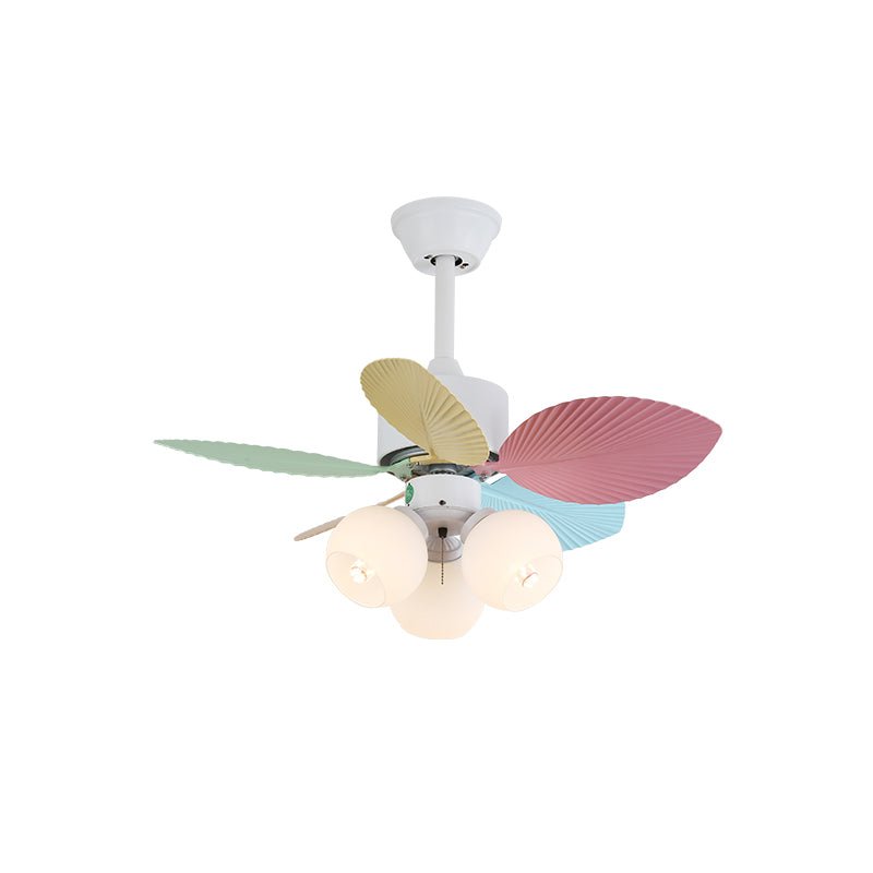 Vue détaillée du plafonnier ventilateur Liora en verre multicolore