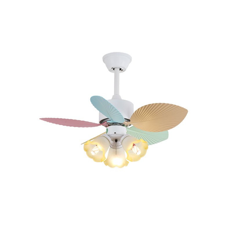 Vue détaillée du plafonnier ventilateur Liora en verre multicolore