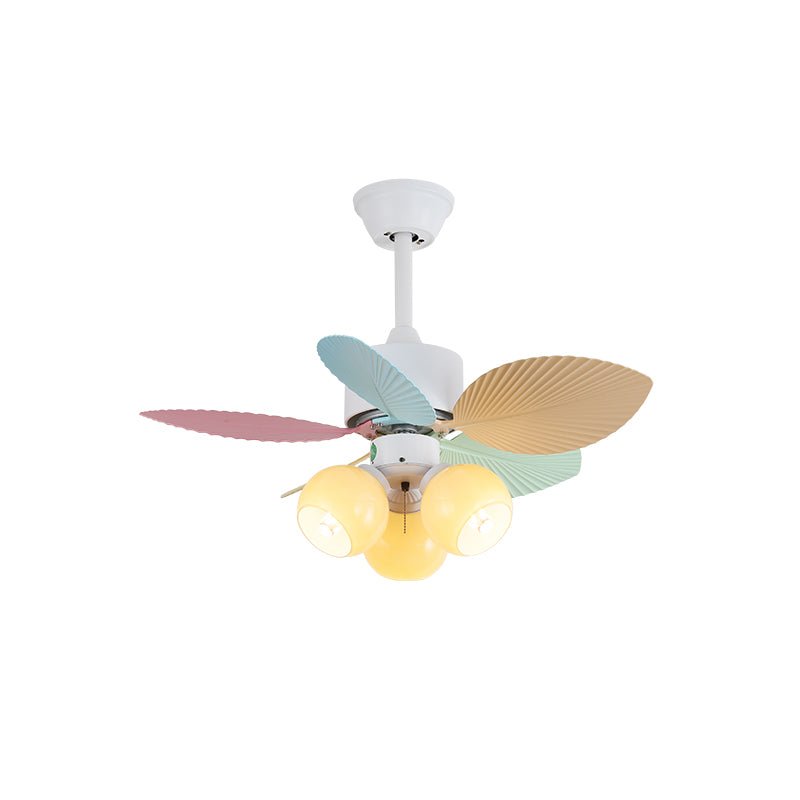 Vue détaillée du plafonnier ventilateur Liora en verre multicolore