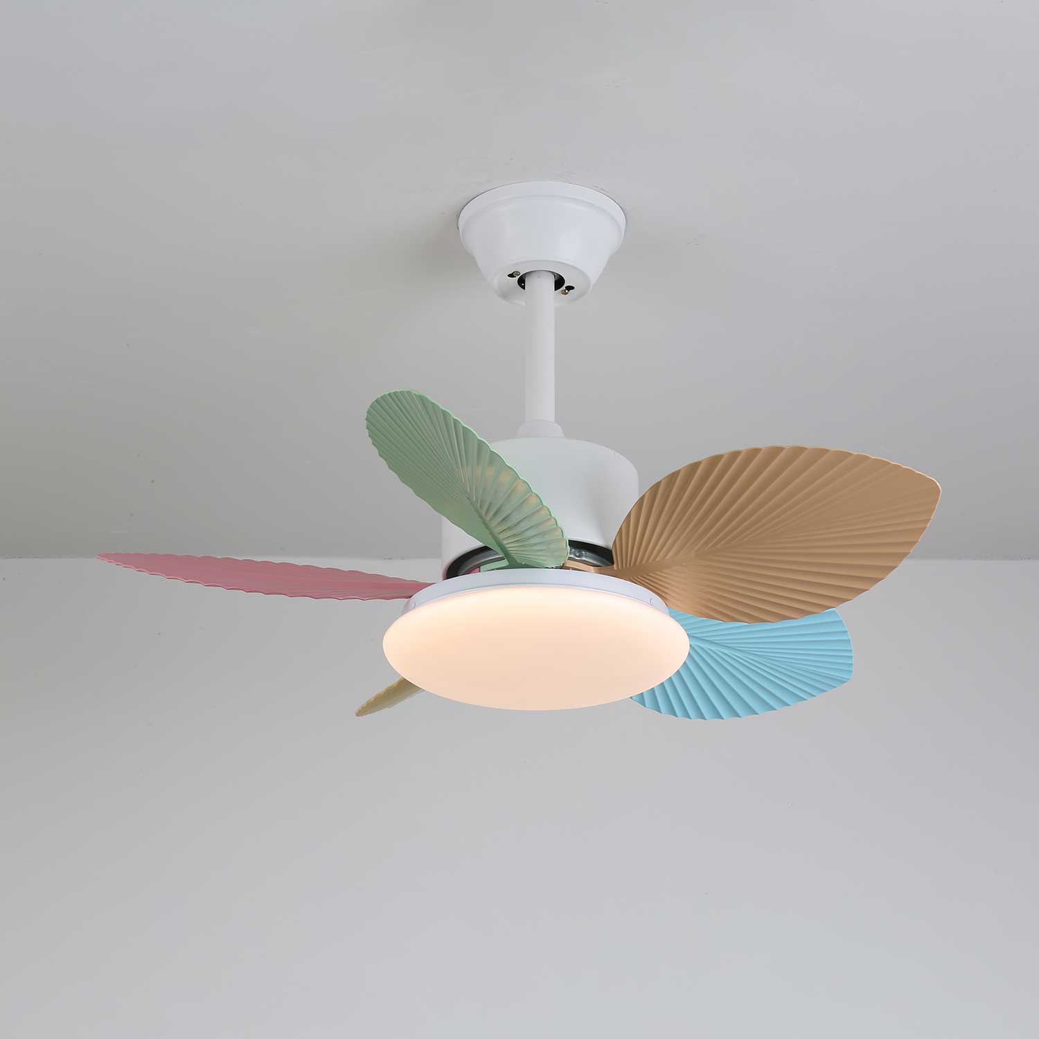Vue détaillée du plafonnier ventilateur Liora en verre multicolore