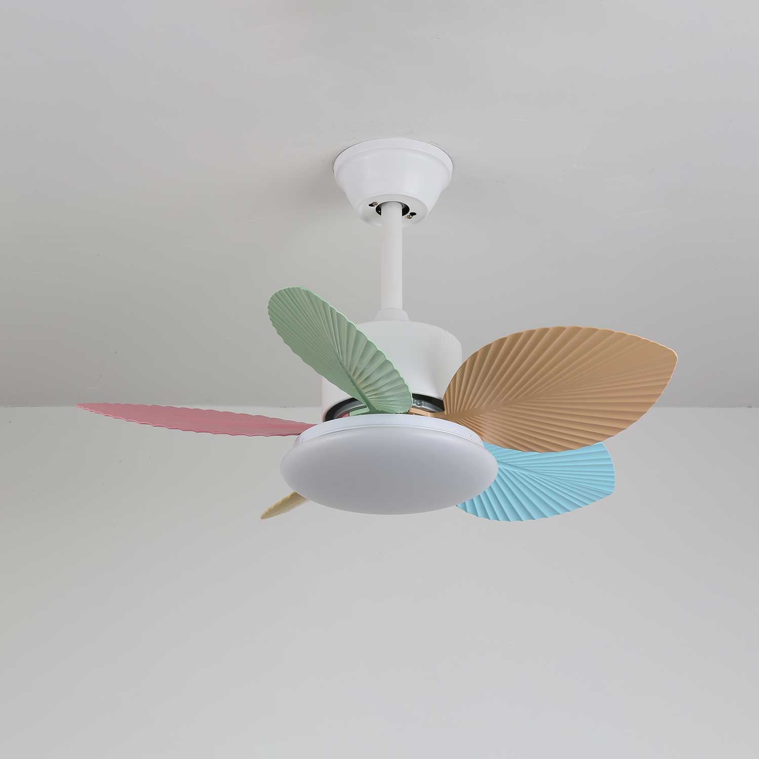 Vue détaillée du plafonnier ventilateur Liora en verre multicolore