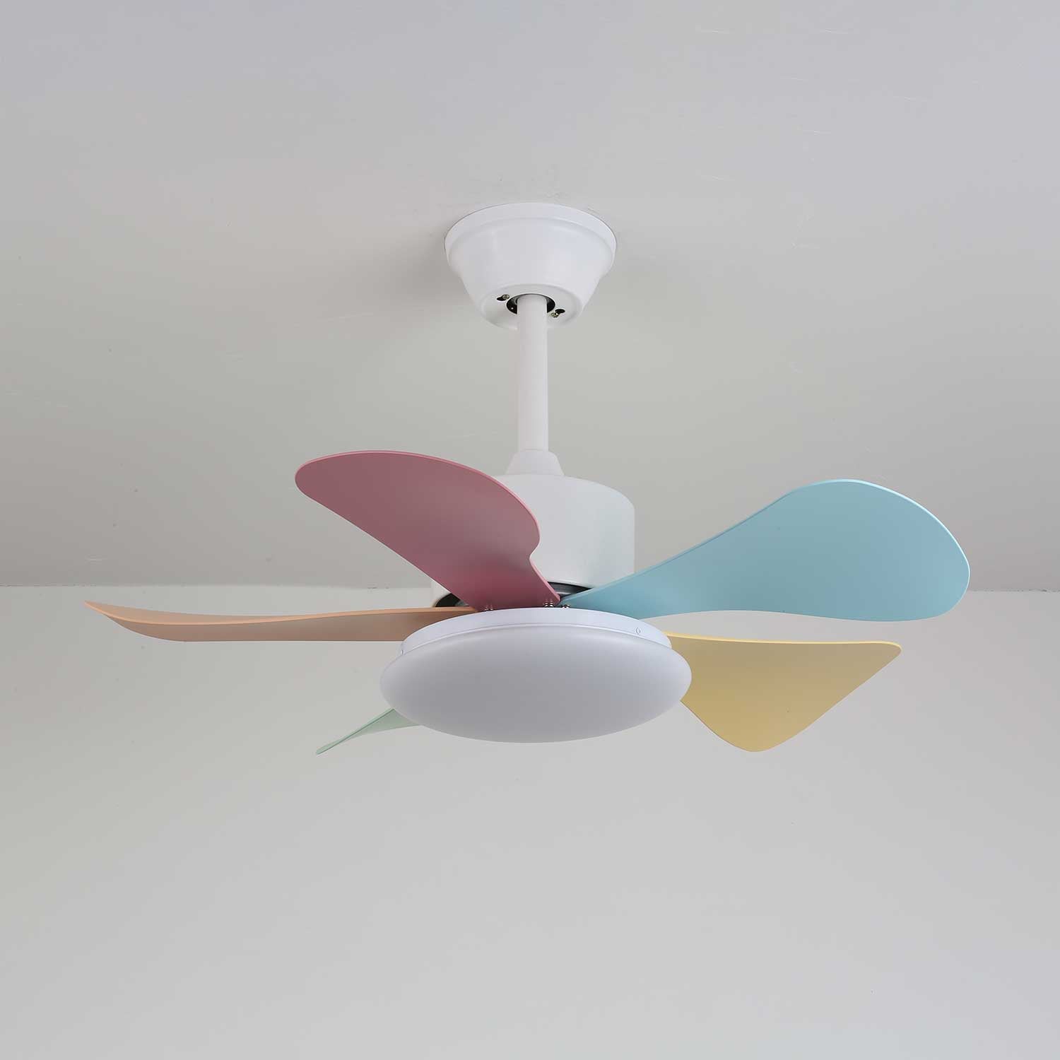 Vue détaillée du plafonnier ventilateur Liora en verre multicolore