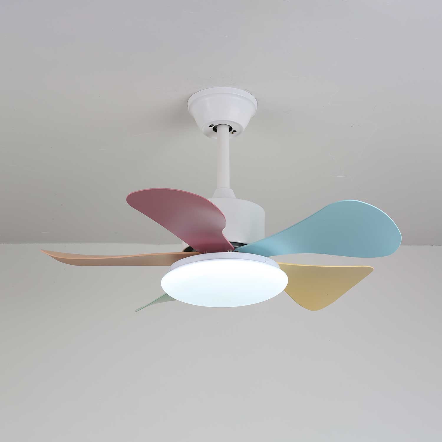 Vue détaillée du plafonnier ventilateur Liora en verre multicolore