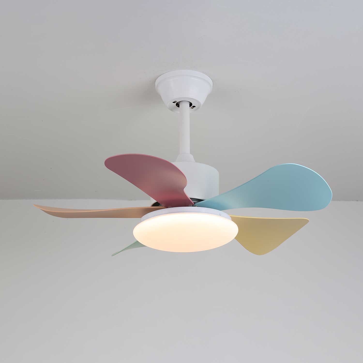 Vue détaillée du plafonnier ventilateur Liora en verre multicolore