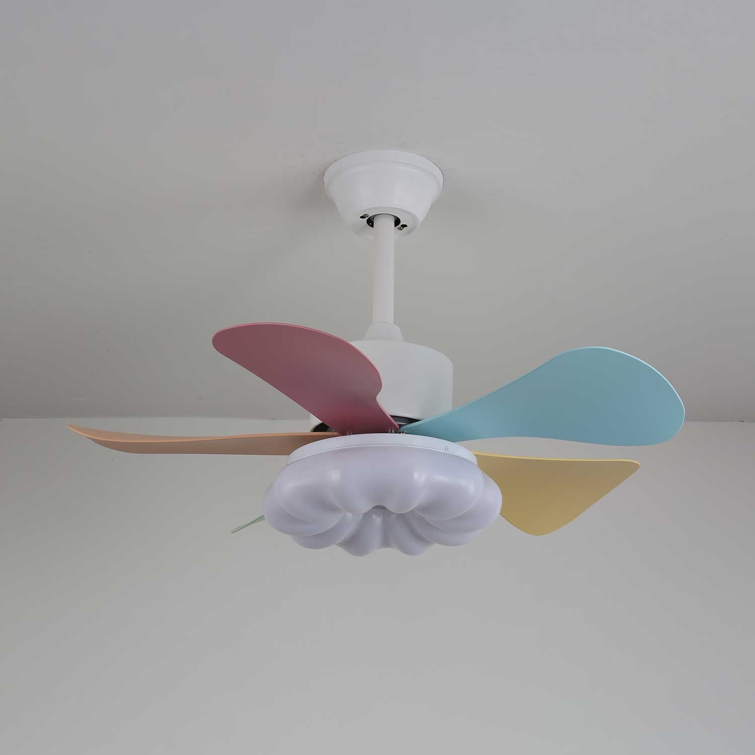 Vue détaillée du plafonnier ventilateur Liora en verre multicolore