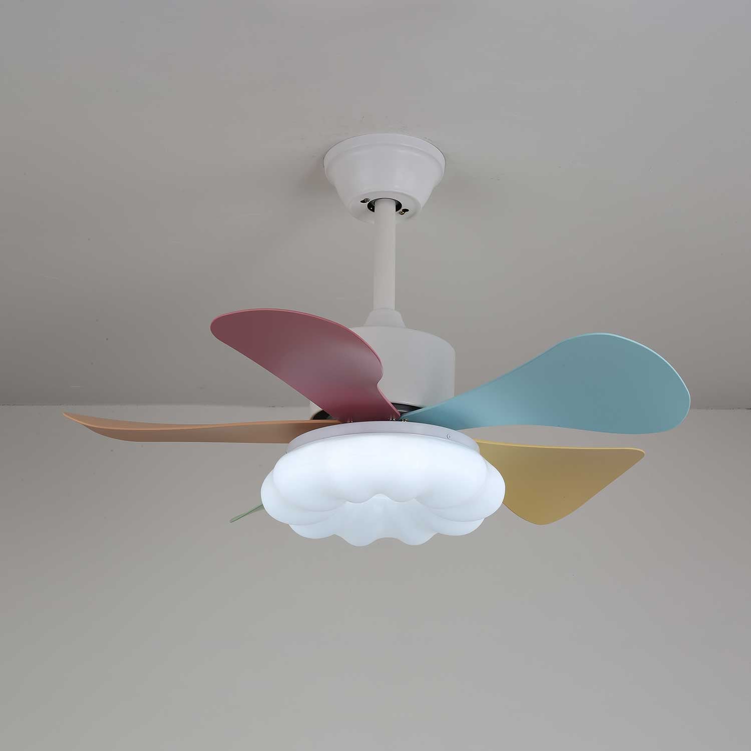 Vue détaillée du plafonnier ventilateur Liora en verre multicolore