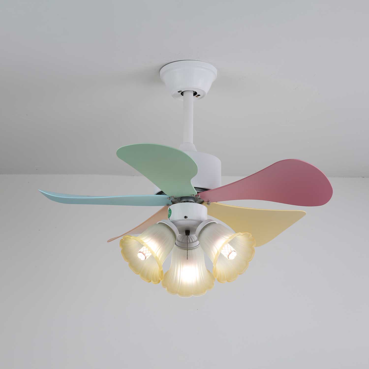 Vue détaillée du plafonnier ventilateur Liora en verre multicolore
