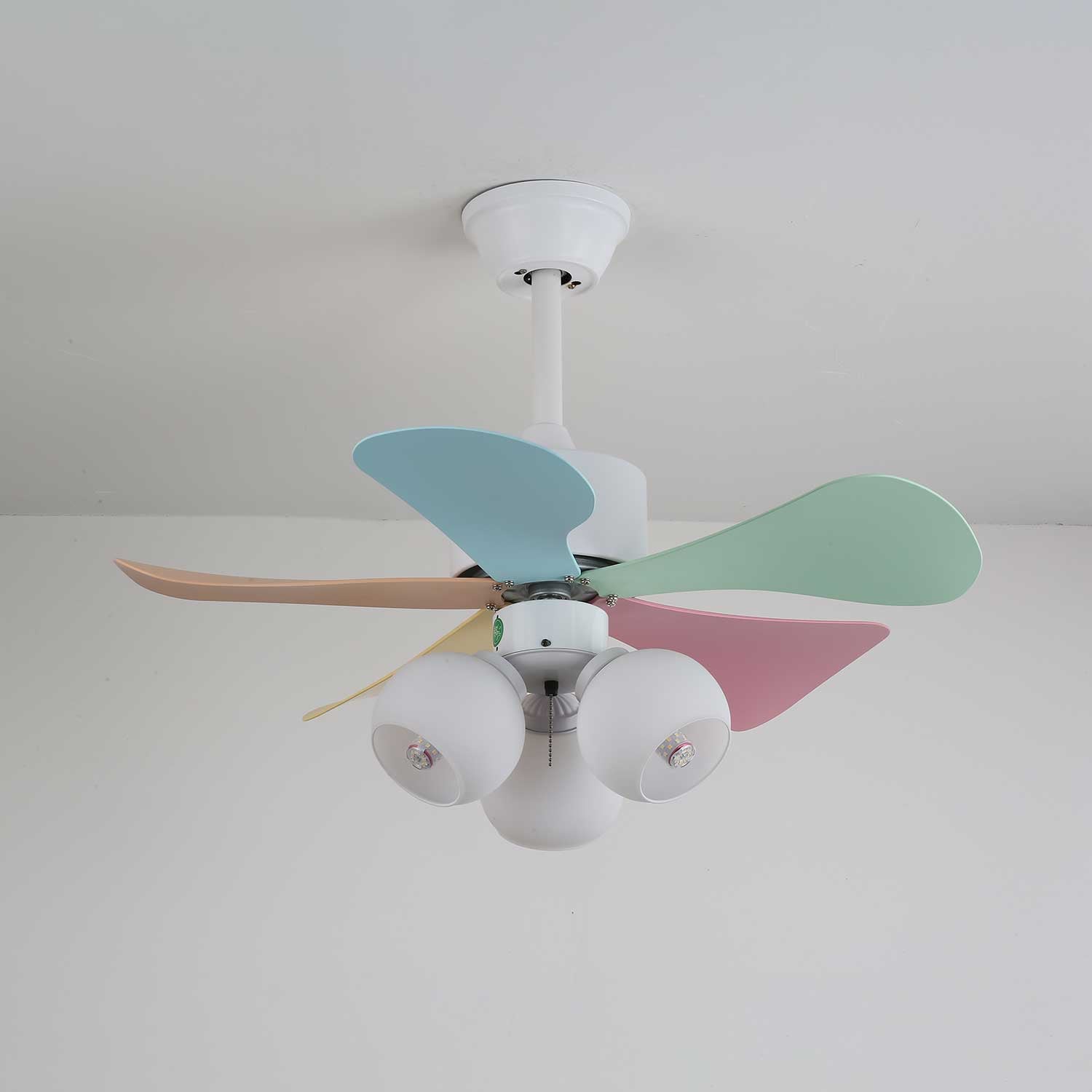 Vue détaillée du plafonnier ventilateur Liora en verre multicolore