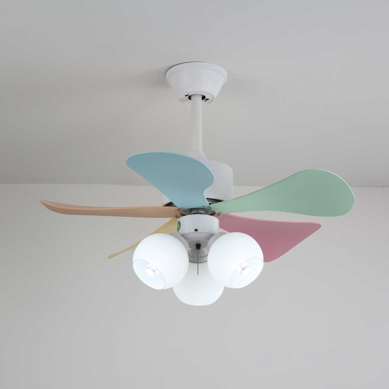 Vue détaillée du plafonnier ventilateur Liora en verre multicolore