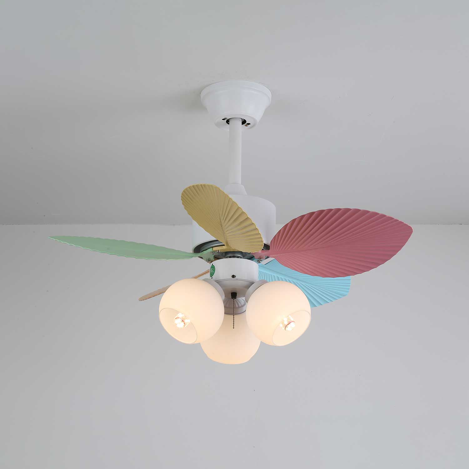 Vue détaillée du plafonnier ventilateur Liora en verre multicolore