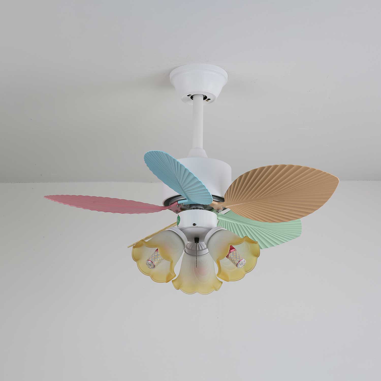 Vue détaillée du plafonnier ventilateur Liora en verre multicolore