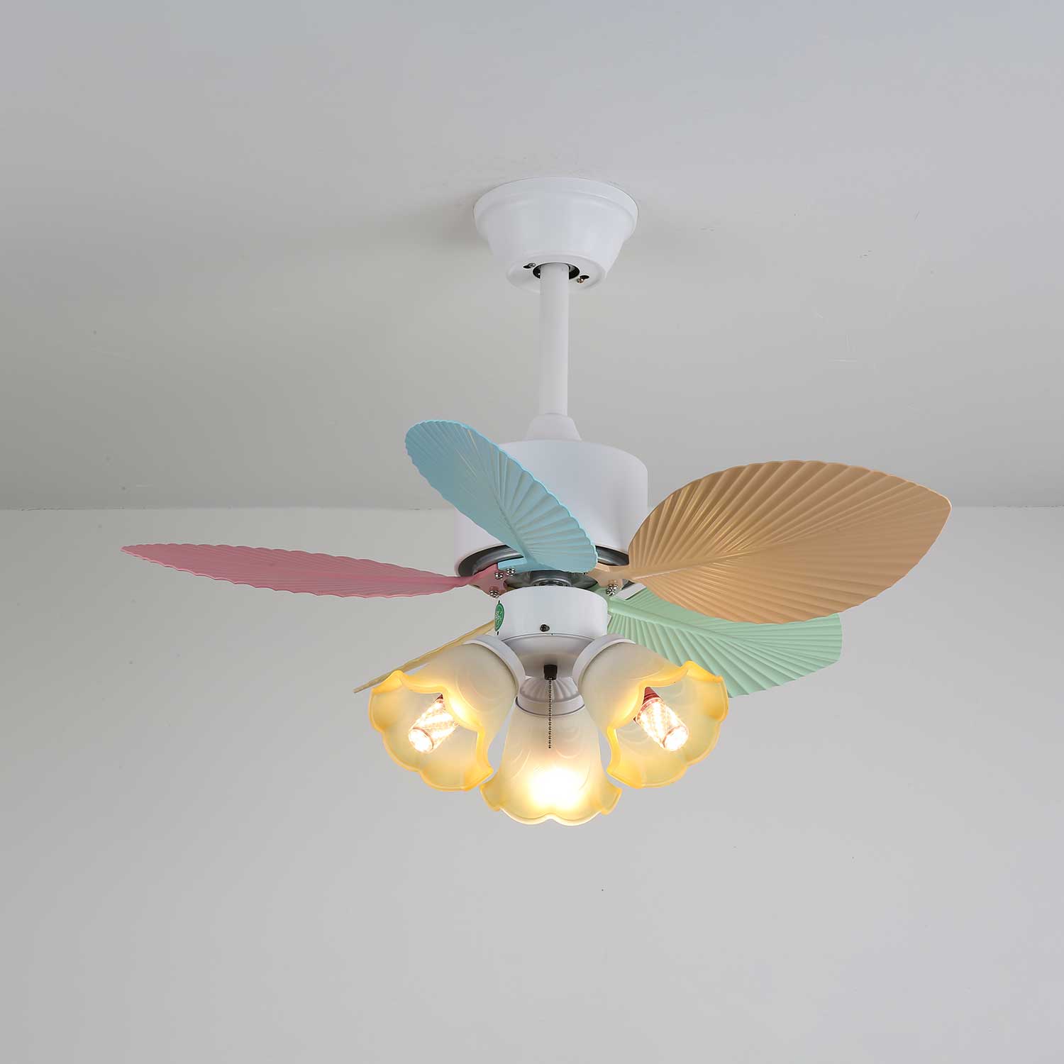 Vue détaillée du plafonnier ventilateur Liora en verre multicolore