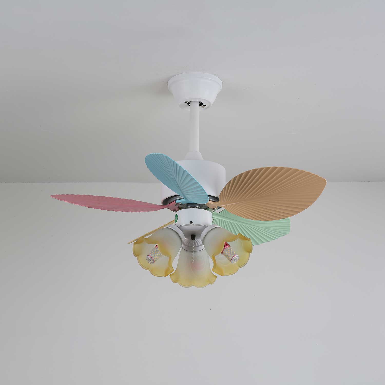 Vue détaillée du plafonnier ventilateur Liora en verre multicolore