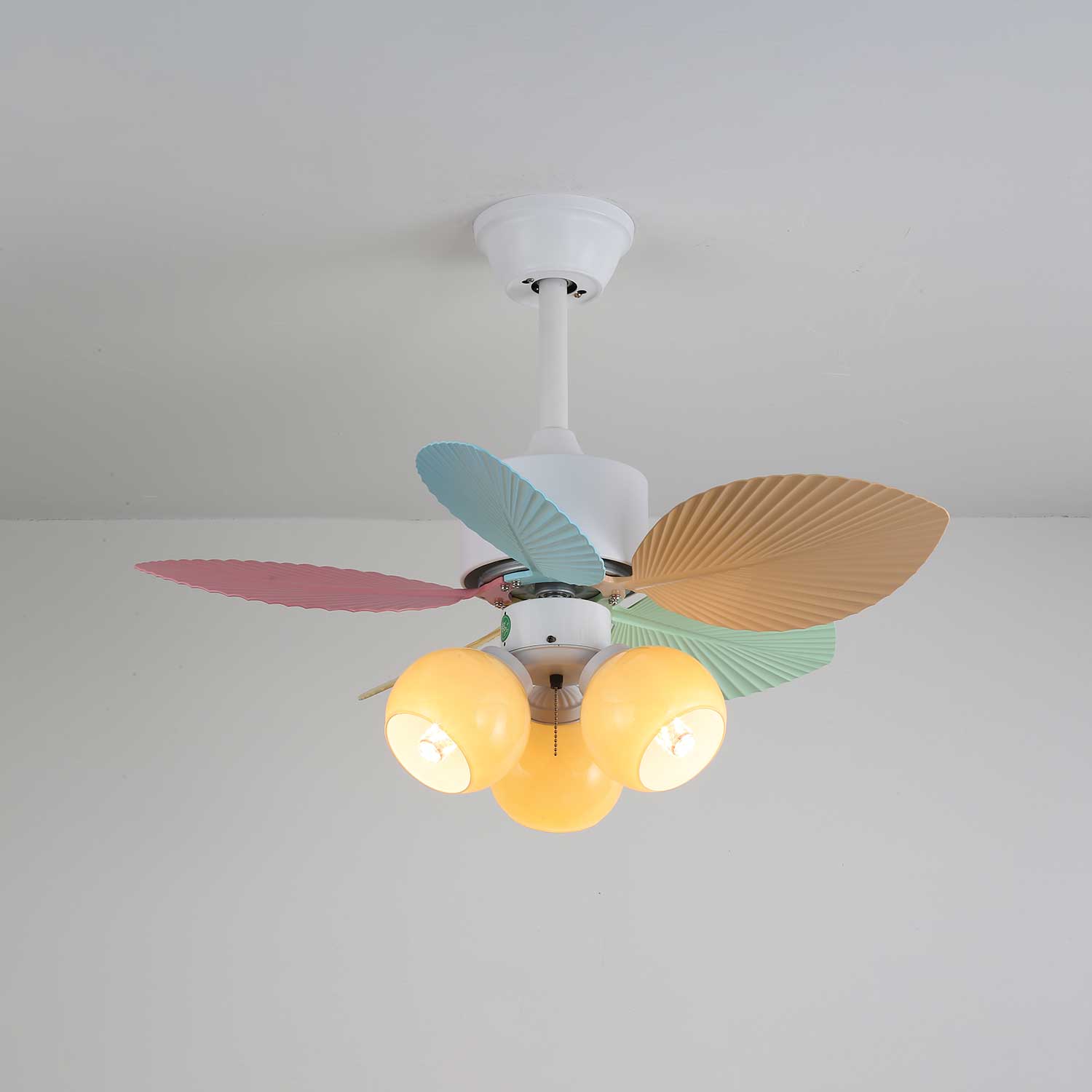 Vue détaillée du plafonnier ventilateur Liora en verre multicolore
