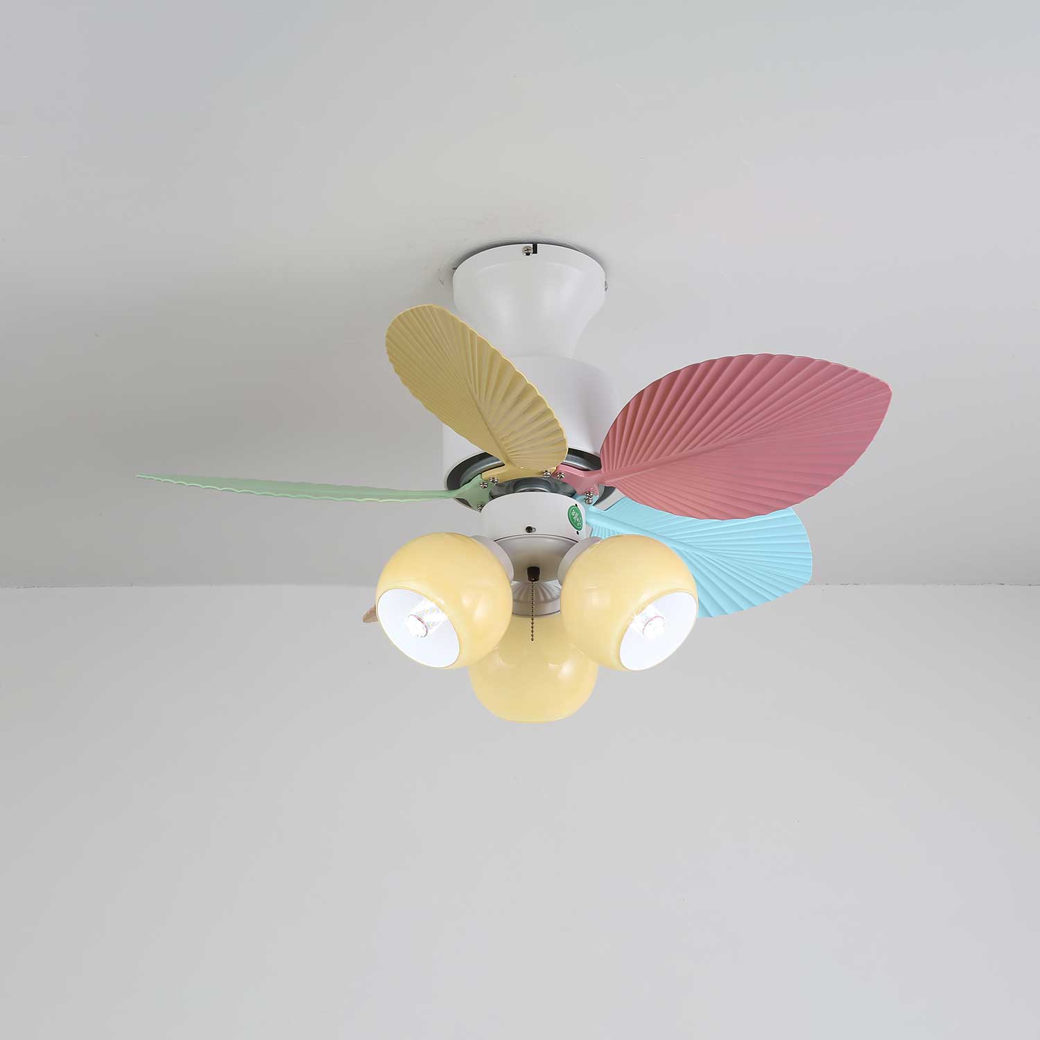 Vue détaillée du plafonnier ventilateur Liora en verre multicolore