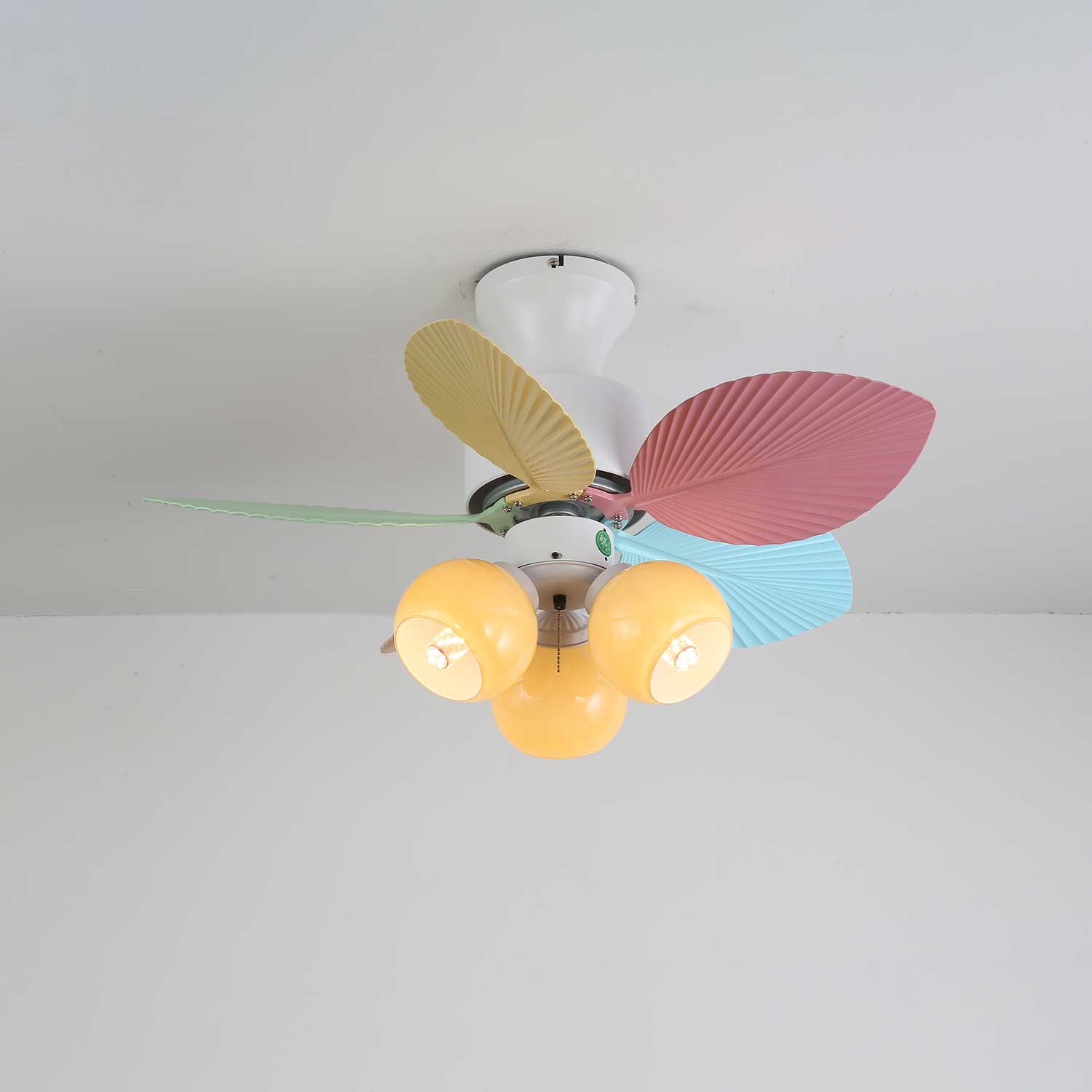 Vue détaillée du plafonnier ventilateur Liora en verre multicolore