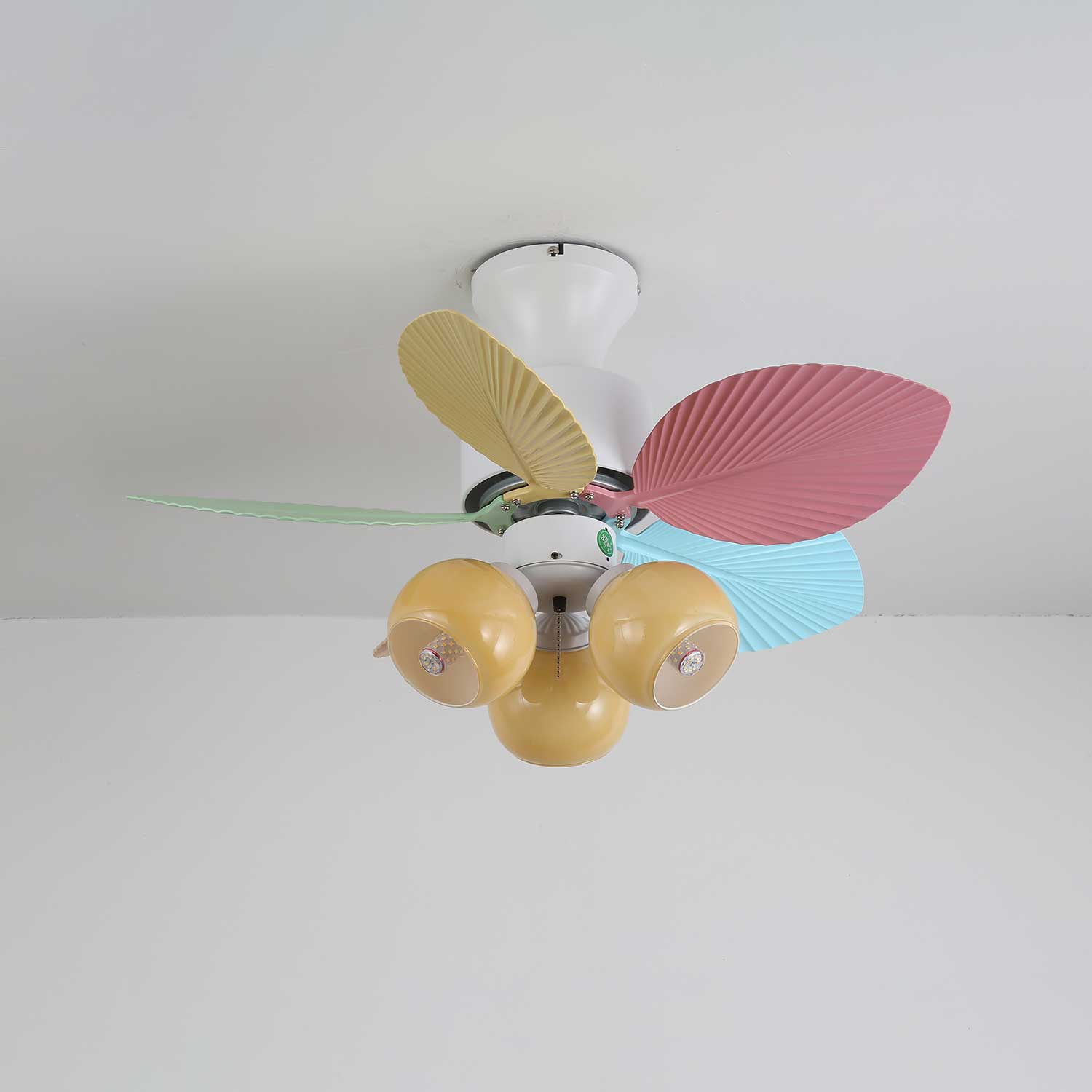 Vue détaillée du plafonnier ventilateur Liora en verre multicolore