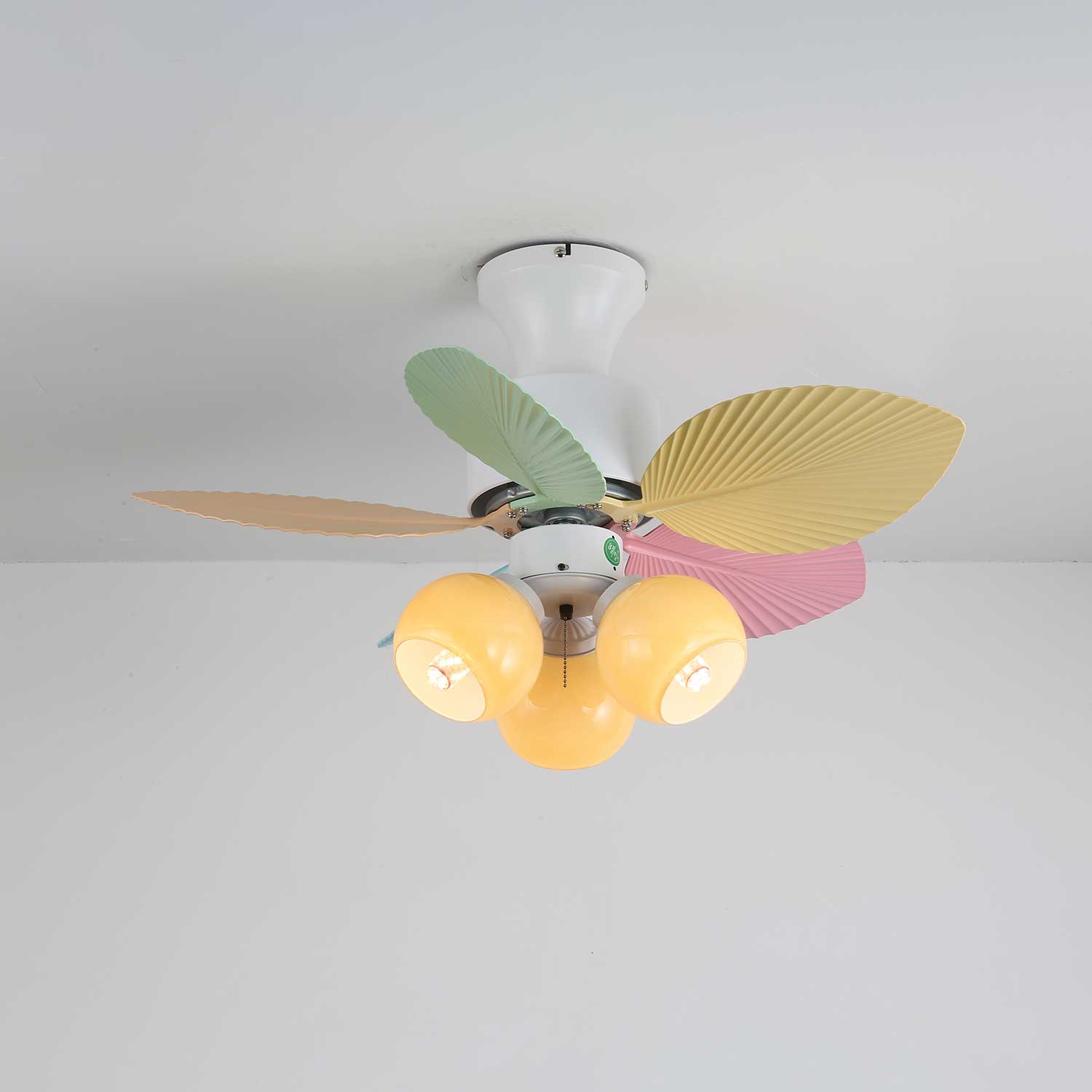 Vue détaillée du plafonnier ventilateur Liora en verre multicolore