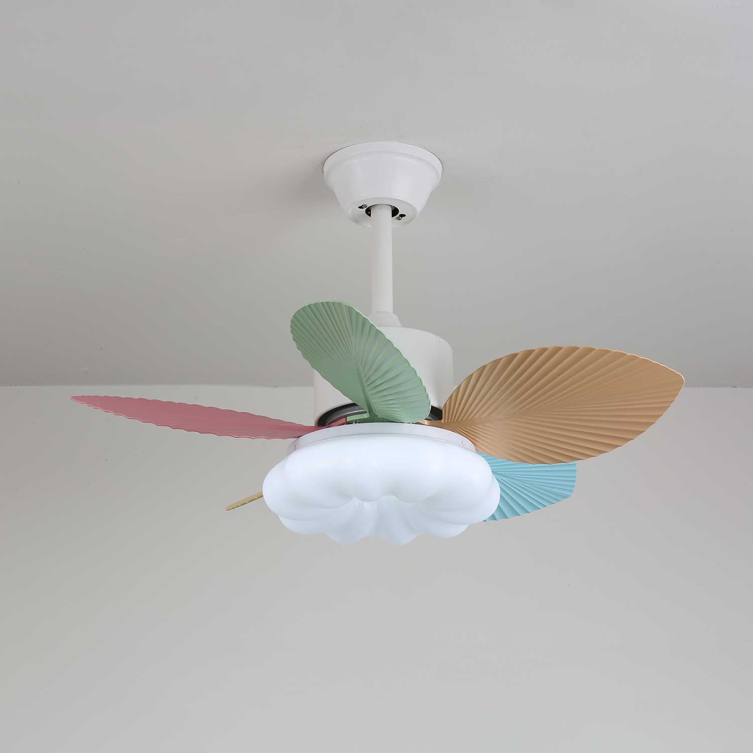 Vue détaillée du plafonnier ventilateur Liora en verre multicolore