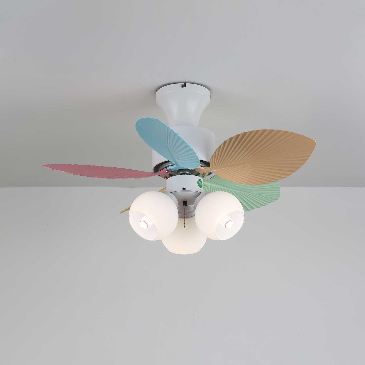 Vue détaillée du plafonnier ventilateur Liora en verre multicolore