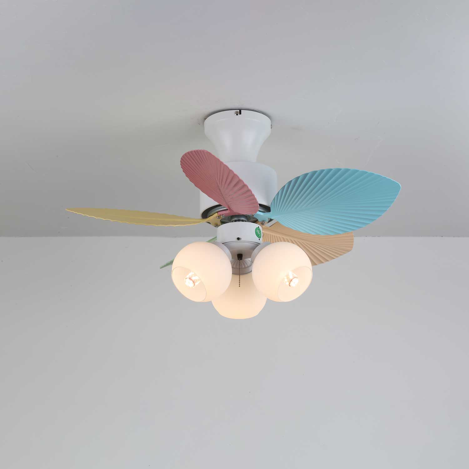 Vue détaillée du plafonnier ventilateur Liora en verre multicolore