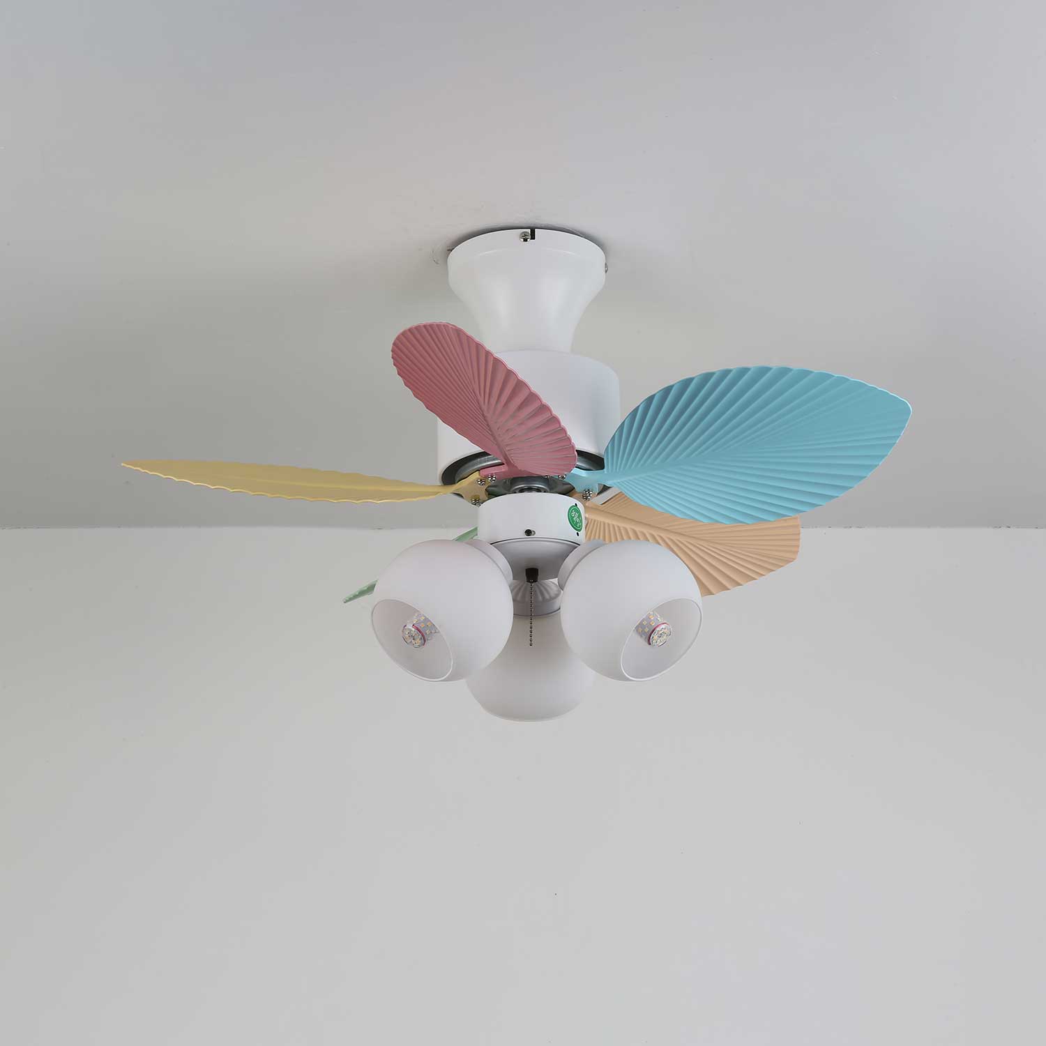 Vue détaillée du plafonnier ventilateur Liora en verre multicolore
