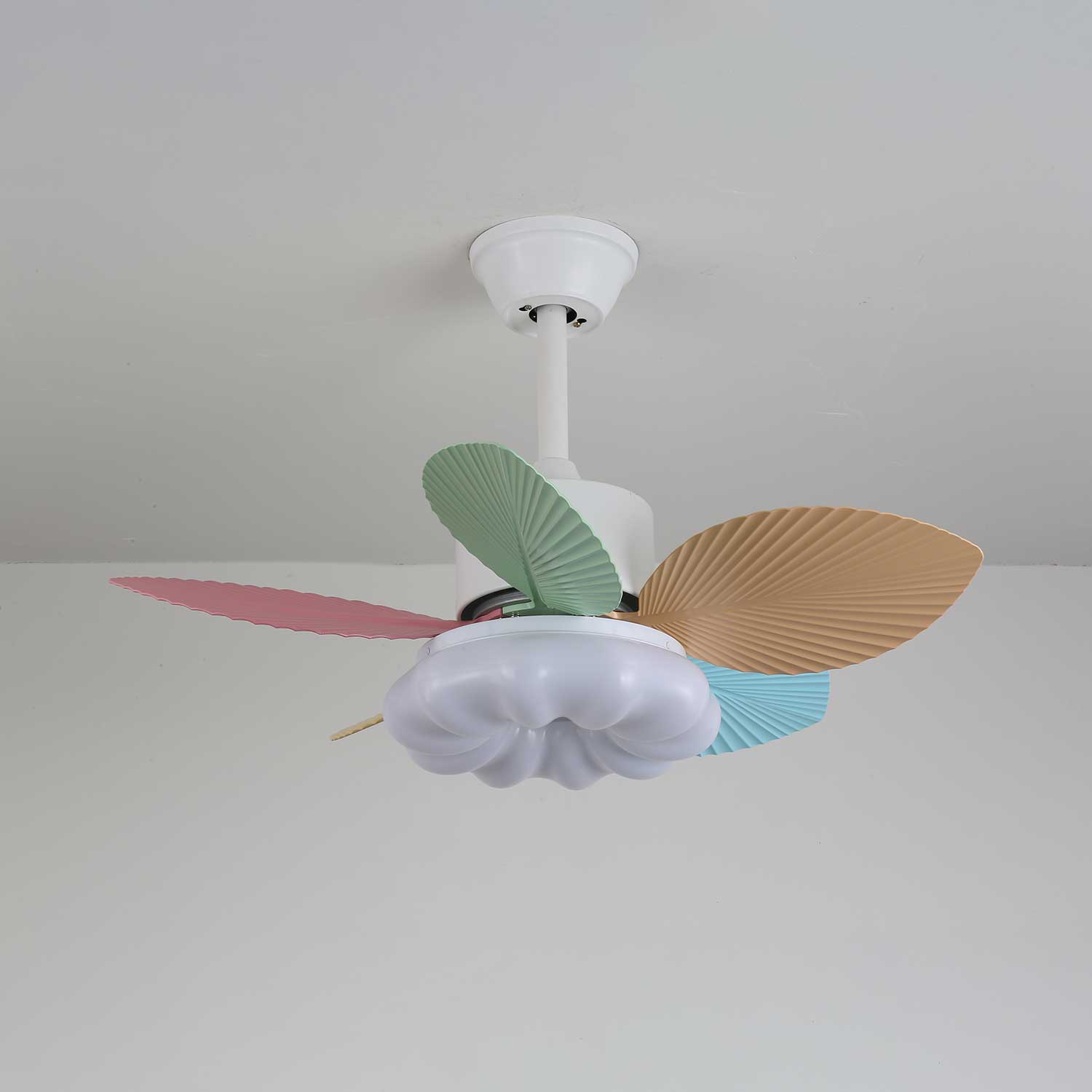 Vue détaillée du plafonnier ventilateur Liora en verre multicolore