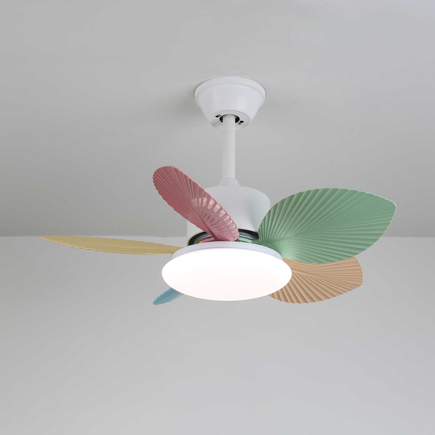 Vue détaillée du plafonnier ventilateur Liora en verre multicolore