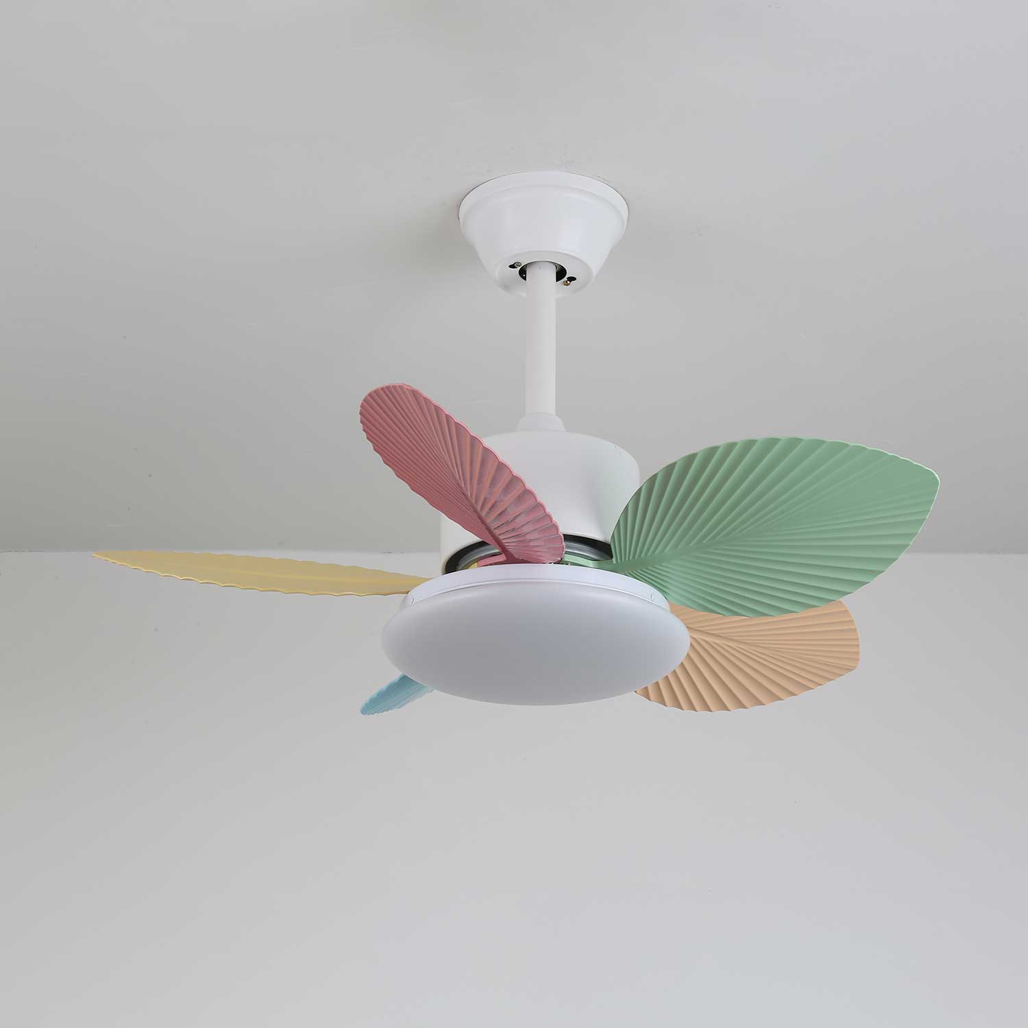Vue détaillée du plafonnier ventilateur Liora en verre multicolore