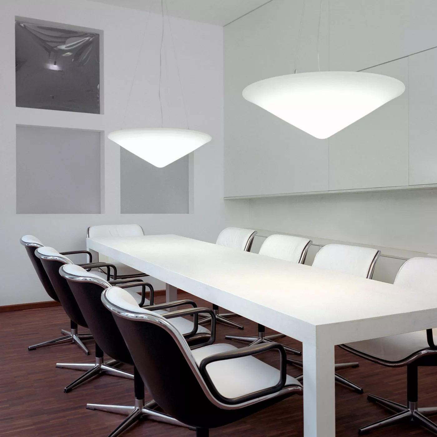 Solara Lampe Suspendue Polyéthylène Chapeau Incliné Minimaliste - Neutralighting