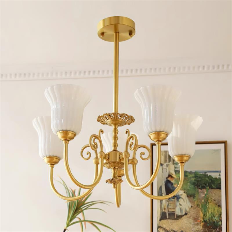Lustre Avec Bras en Laiton et Abat-jour en Verre Blanc Opulent Luxe - Neutralighting